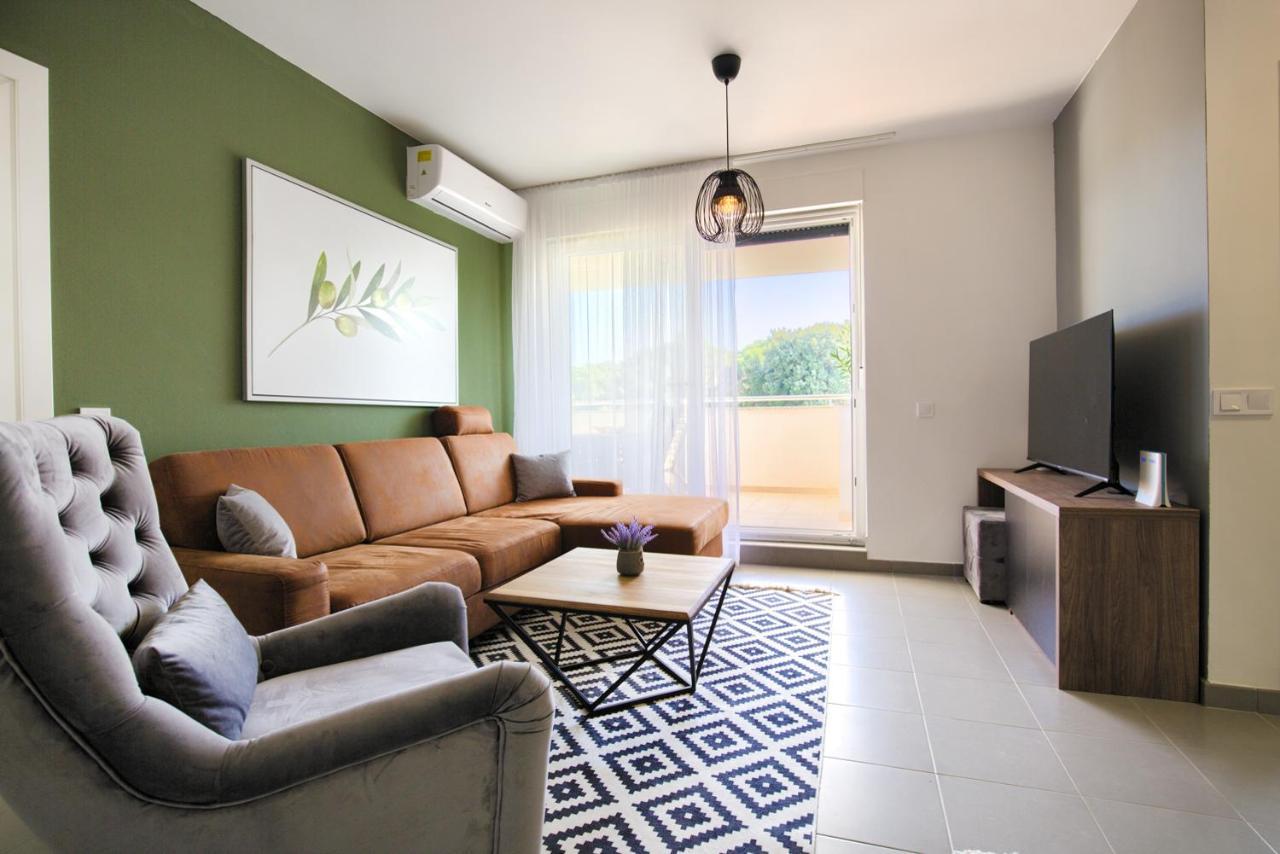 Beautiful Two-Bedroom Seaside Apartment In Premantura Eksteriør bilde