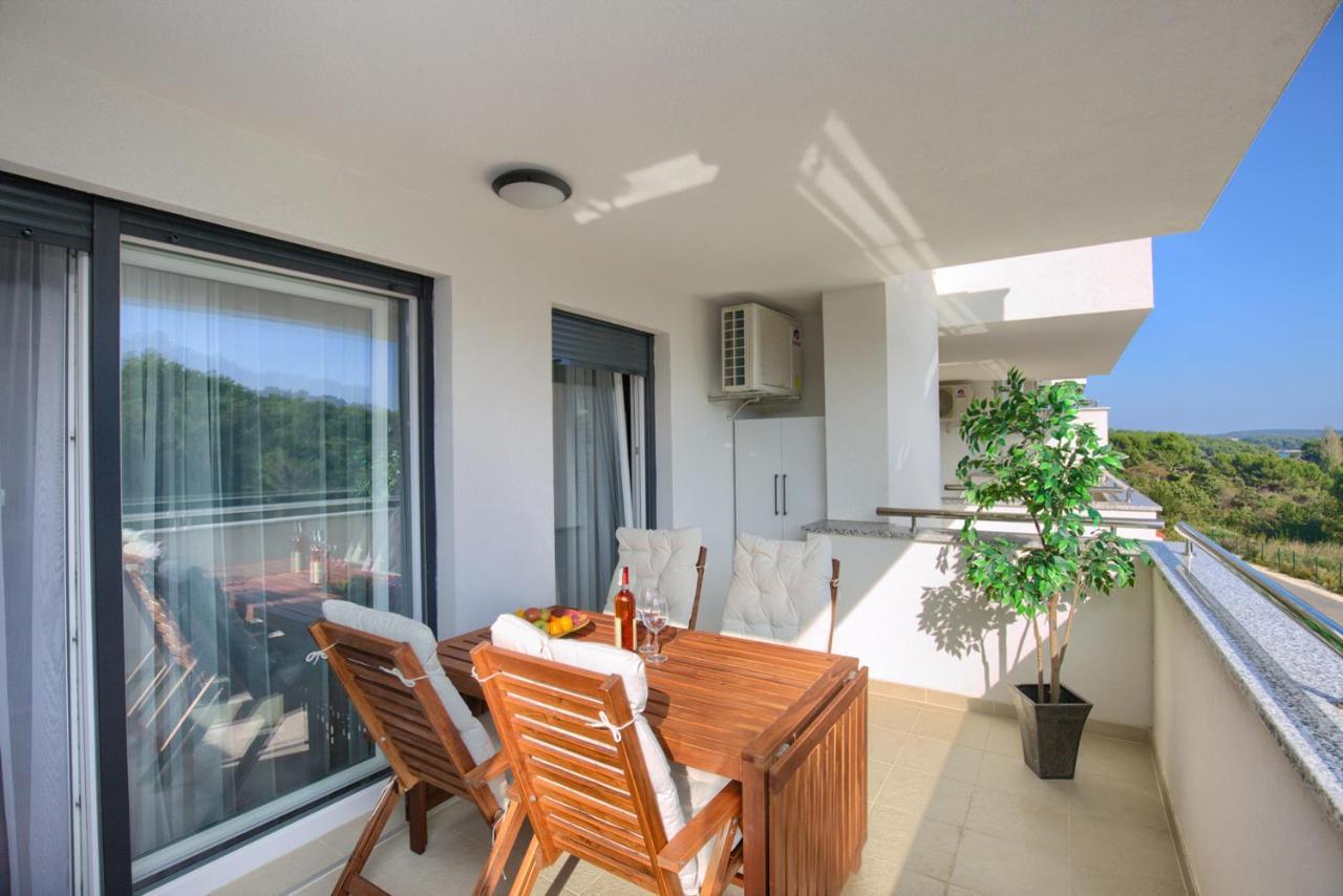 Beautiful Two-Bedroom Seaside Apartment In Premantura Eksteriør bilde