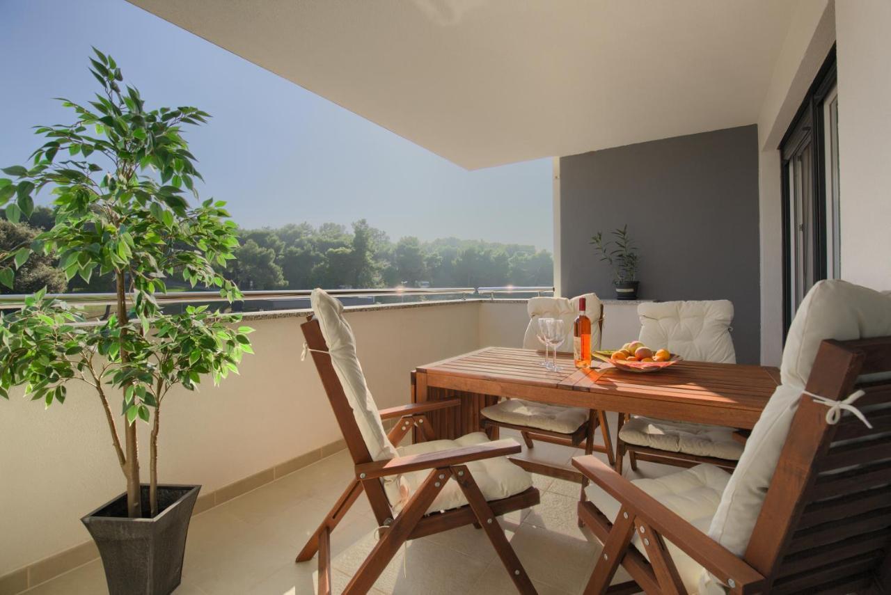 Beautiful Two-Bedroom Seaside Apartment In Premantura Eksteriør bilde