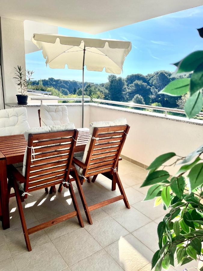 Beautiful Two-Bedroom Seaside Apartment In Premantura Eksteriør bilde