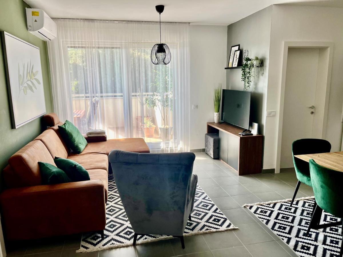 Beautiful Two-Bedroom Seaside Apartment In Premantura Eksteriør bilde